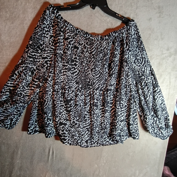 Michael Kors Black and White Off-Shoulder Top Size L - Picture 5 of 5